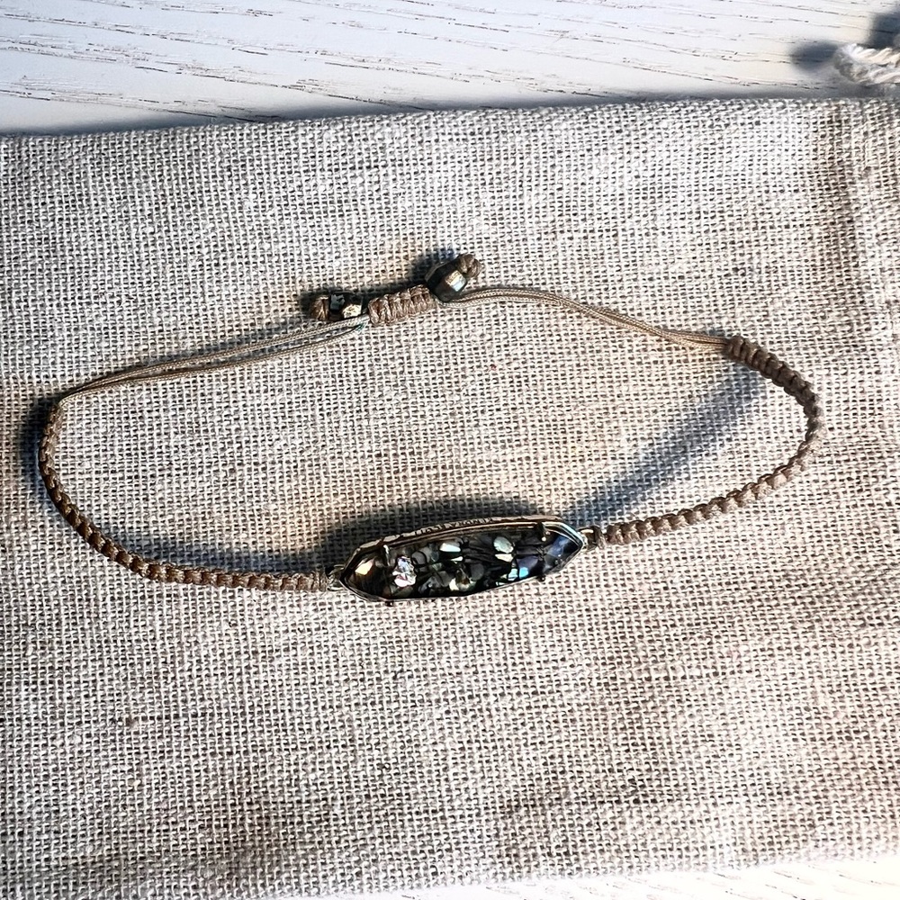 Kendra Scott- Elegant Crushed Glass Robe Bracelet with Gold Accents